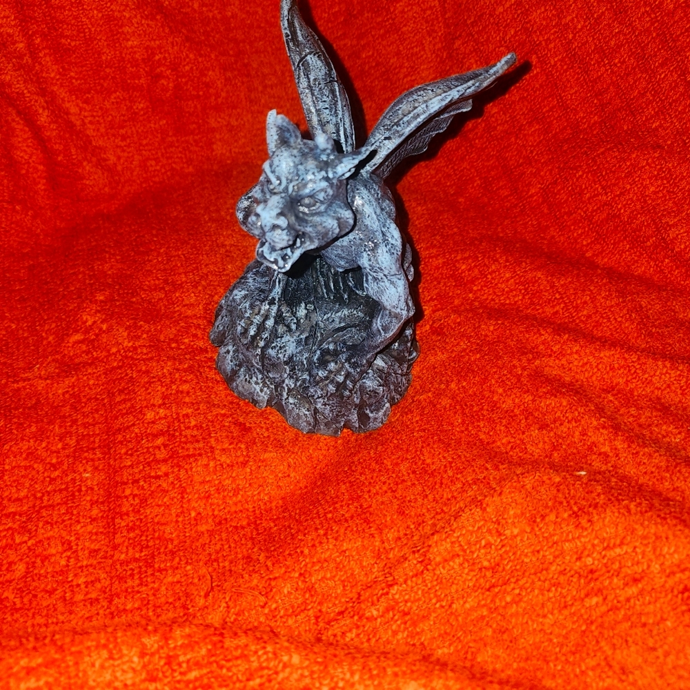 Gargoyle figure 6"x 6" (13-3/4 circumference) base grey